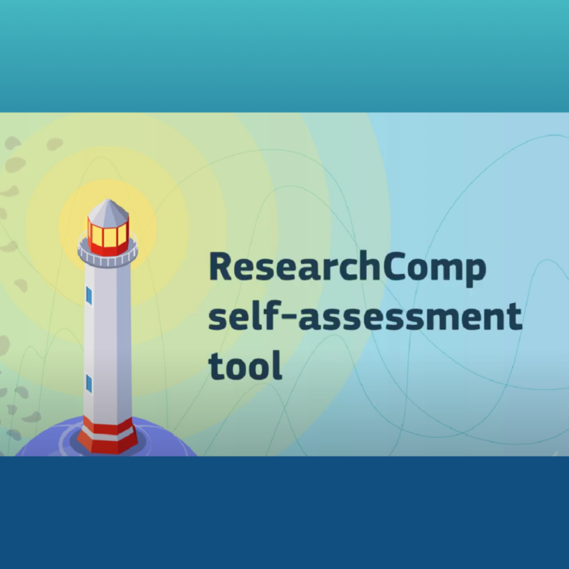 Cartel | ResearchComp self-assessment tool, la nueva herramienta digital para evaluar competencias en investigación, Aparece una imagen que promociona la herramienta ResearchComp self-assessment tool, utilizando un diseño ilustrado con un faro blanco y rojo sobre fondo de tonos azul claro, verde suave y amarillo que simulan luz. Transmite una sensación de orientación, apoyo y guía, asociada a la evaluación de competencias investigadoras. El texto aparece en letras azul oscuro, destacando claramente sobre el fondo.