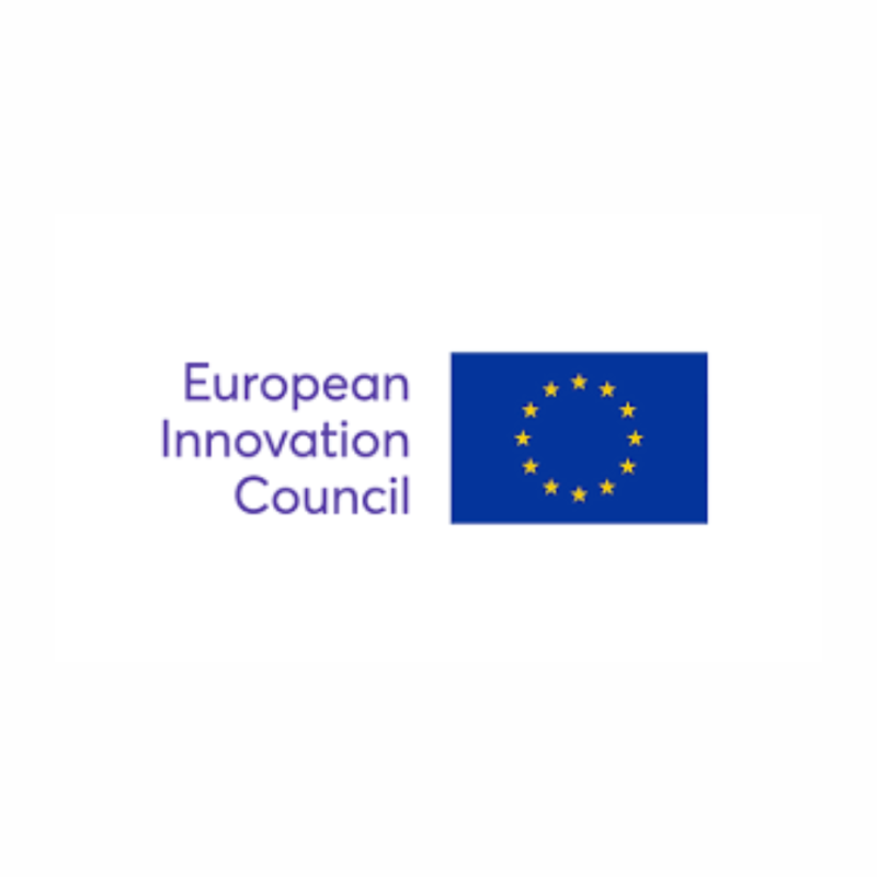 Logo | Convocatorias | European Innovation Council (EIC) Aparece una imagen en la que se muestra el logo del European Innovation Council, acompañado de la bandera de la Unión Europea. El texto está en color morado, destacando el nombre del consejo de innovación en un fondo blanco simple. Este diseño representa el compromiso de la UE con la innovación y el desarrollo tecnológico.