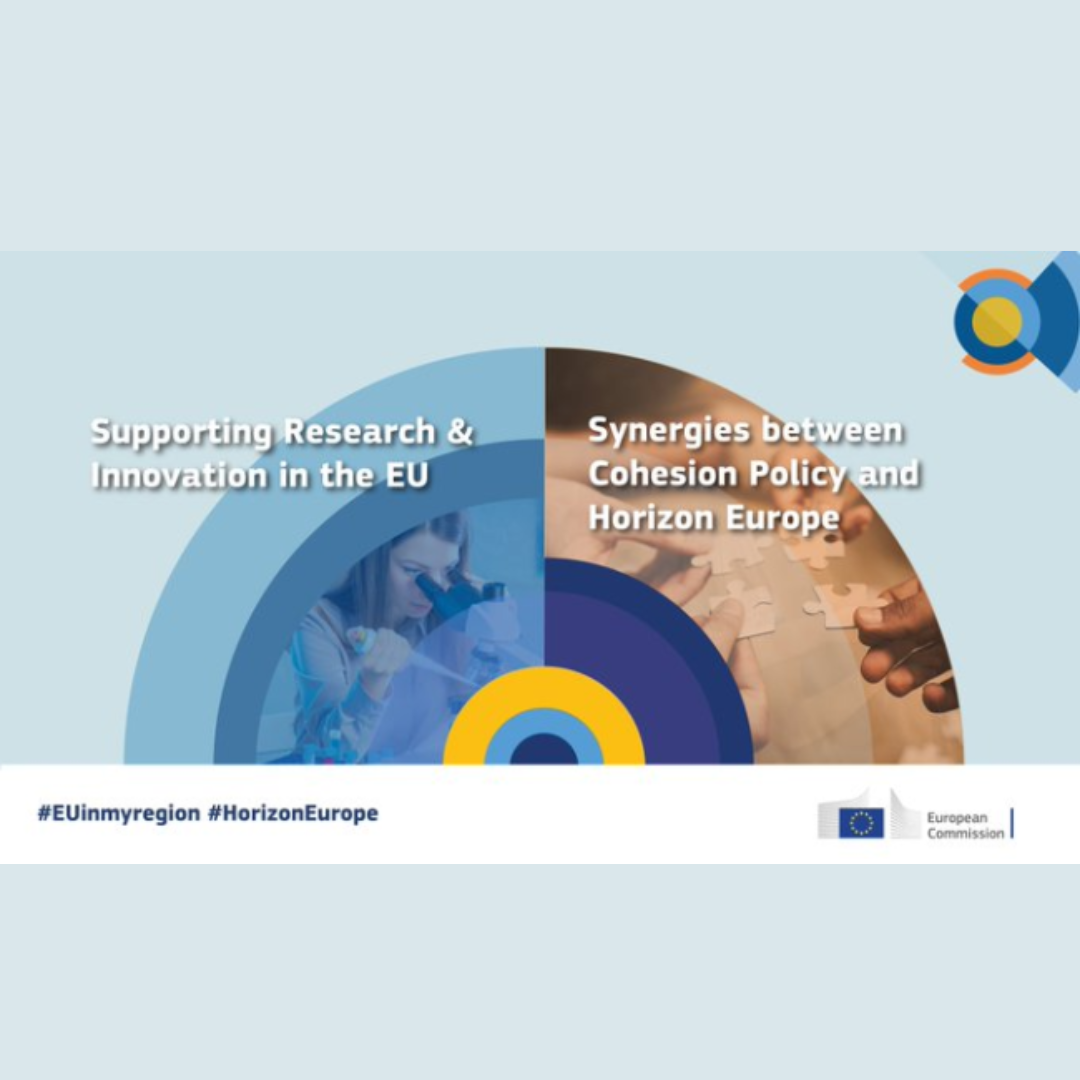 Aparece una imagen que está dividida en dos mitades complementarias. En la izquierda, una investigadora utiliza un microscopio bajo el lema "Supporting Research & Innovation in the EU". A la derecha, varias manos encajan piezas de un rompecabezas junto al texto "Synergies between Cohesion Policy and Horizon Europe".