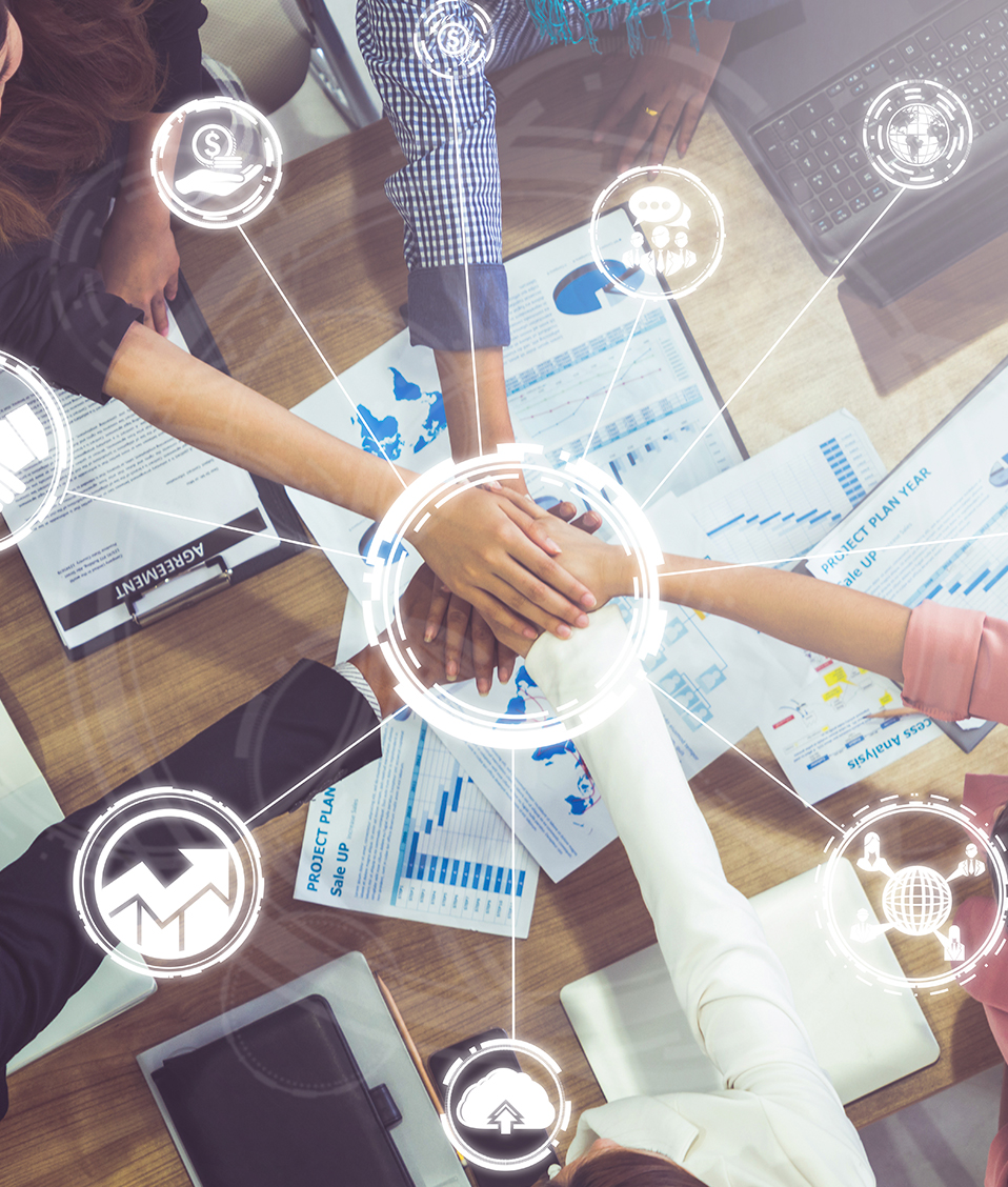 Composición en la que aparecen varias personas sentadas en una mesa juntando las manos, alrededor de las manos aparecen viñetas asociadas a conceptos empresariales.