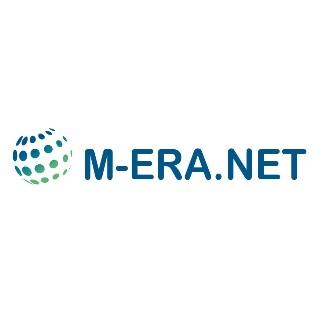 Se trata del logo de M-ERA.NET, en el aparece sobre un fondo blanco: a la izquierda un dibujo en el que se ve una esfera con bandas de puntos de colores azules y verdes, a la derecha aparece escrito "M–ERA.NET"