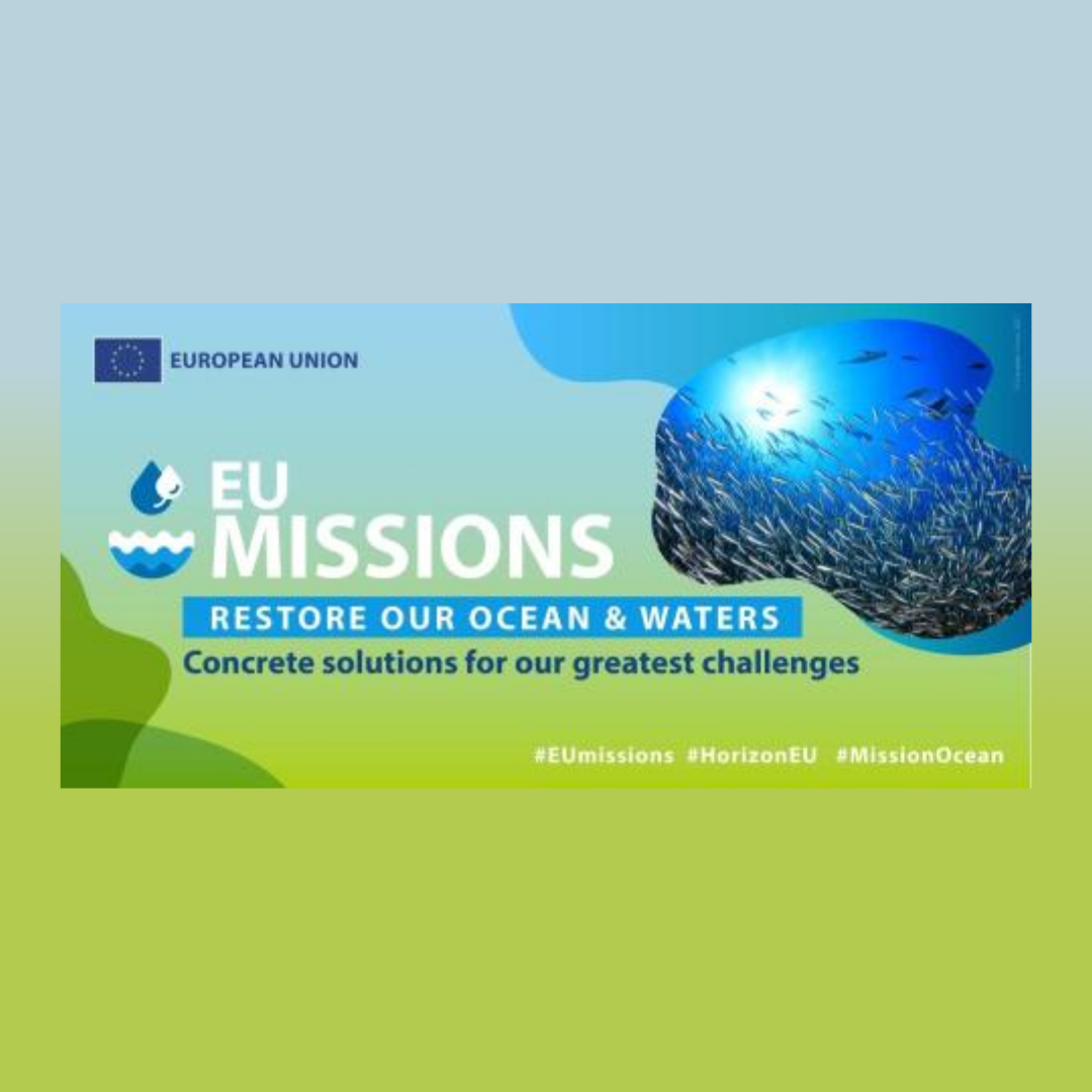 Aparece un cartel de la misión de la Unión Europea para restaurar océanos y aguas, con el lema “Concrete solutions for our greatest challenges”. Presenta el logo de la UE, una ilustración de un cardumen y un fondo en tonos verdes y azules. Incluye hashtags como #EUmissions y #MissionOcean para difusión en redes.