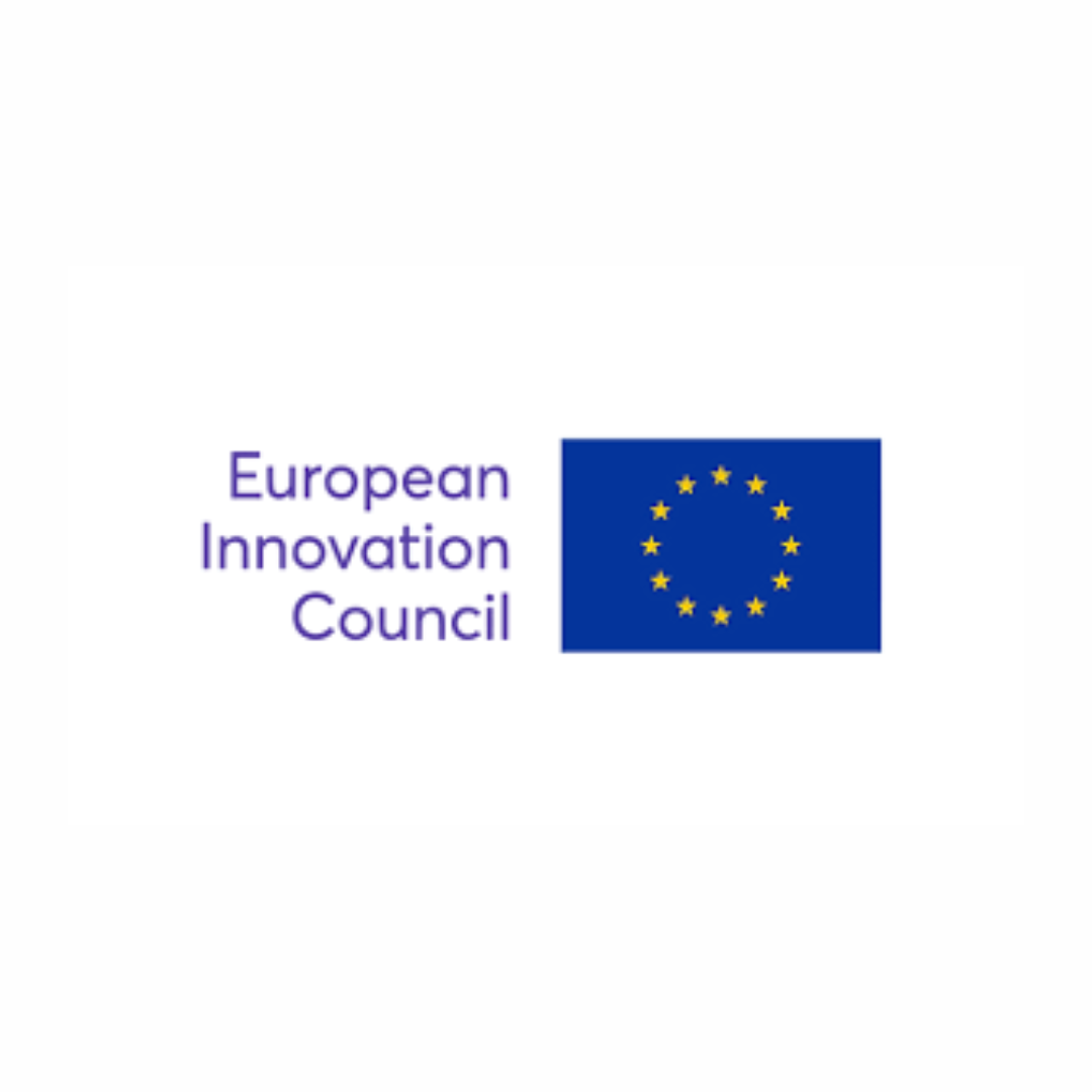 Aparece una imagen en la que se muestra el logo del European Innovation Council, acompañado de la bandera de la Unión Europea. El texto está en color morado, destacando el nombre del consejo de innovación en un fondo blanco simple. Este diseño representa el compromiso de la UE con la innovación y el desarrollo tecnológico.