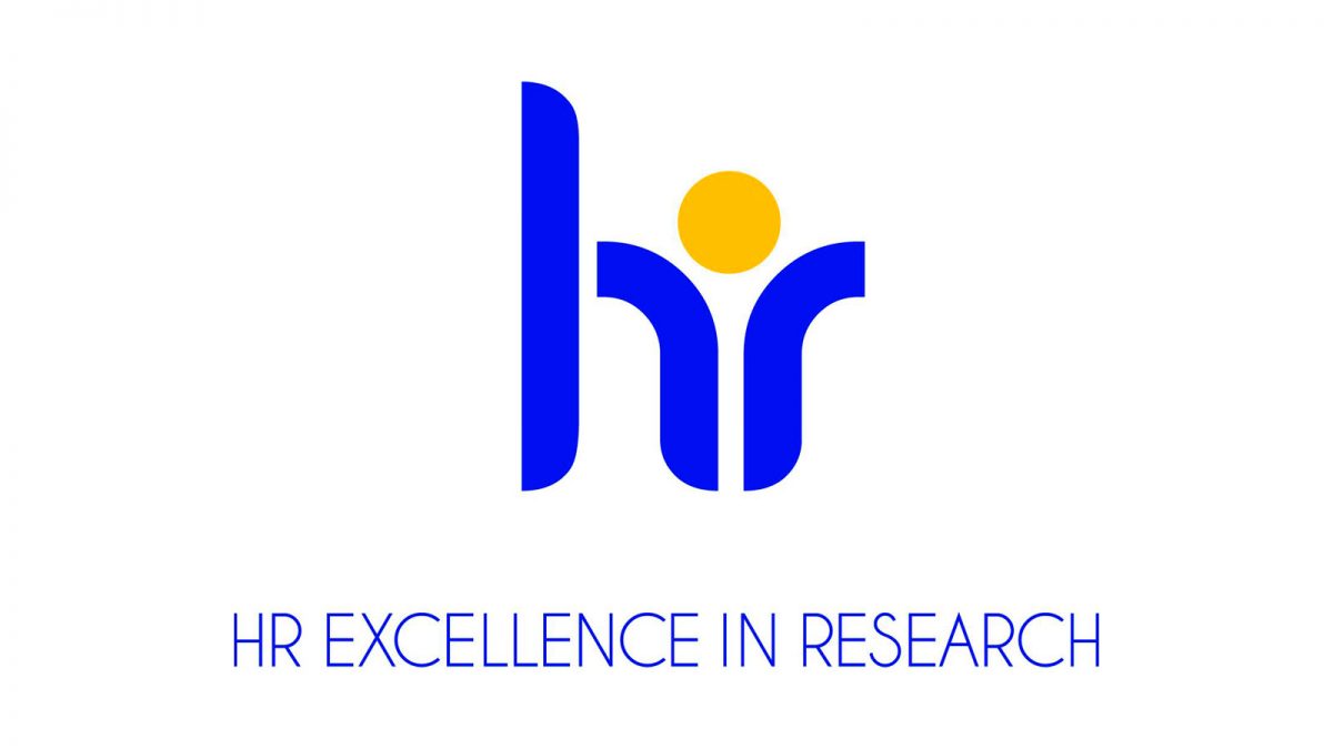 Aparece una imagen en blanco con el logo del sello HRS4R en colores azul y amarillo