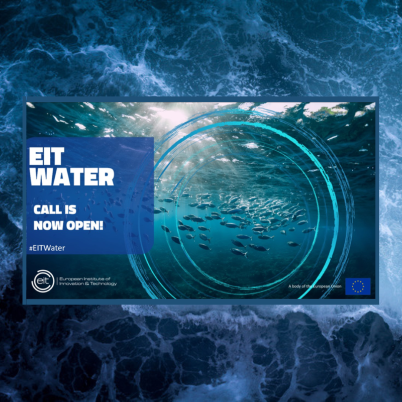 Cartel | Convocatoria | Partenariado KIC Water | 17 junio 2025 Aparece una imagen sobre un fondo azul. La imagen es una foto tomada desde el interior del mar y mirando hacia la superficie. Sobre esta foto aparecen los datos básicos de la convocatoria.