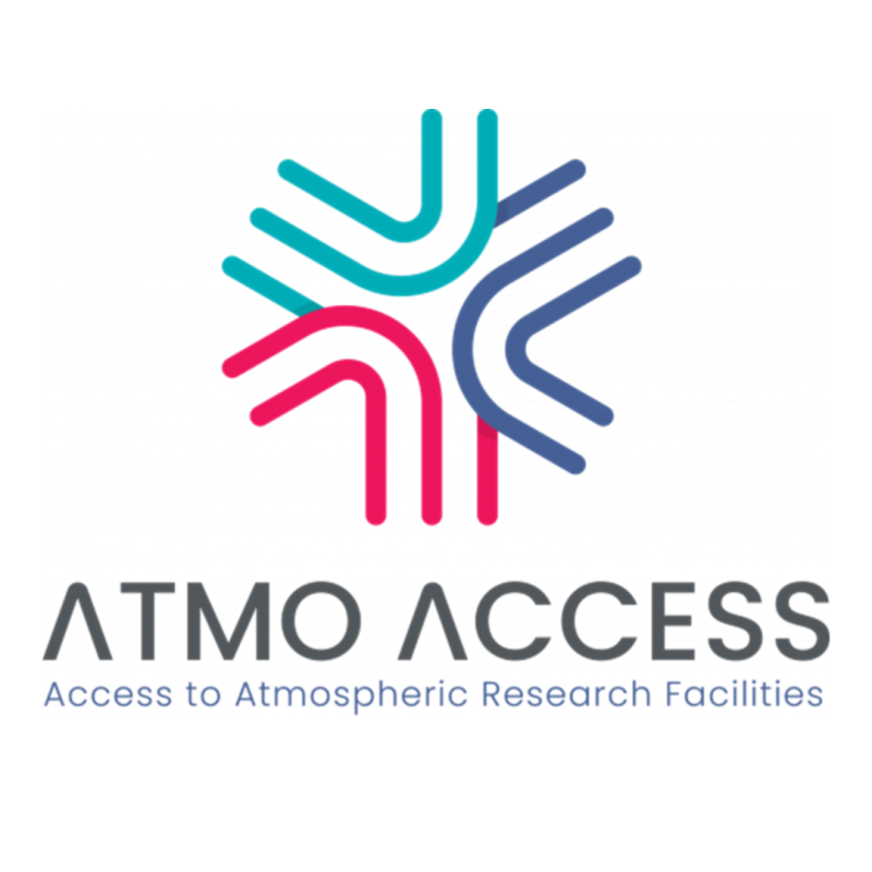 Aparece una imagen que muestra un logotipo compuesto por un diseño abstracto con formas curvas en colores turquesa, fucsia y azul, que convergen en el centro formando una figura simétrica. Debajo del símbolo, se lee el texto "ATMO ACCESS" acompañado del subtítulo "Access to Atmospheric Research Facilities".