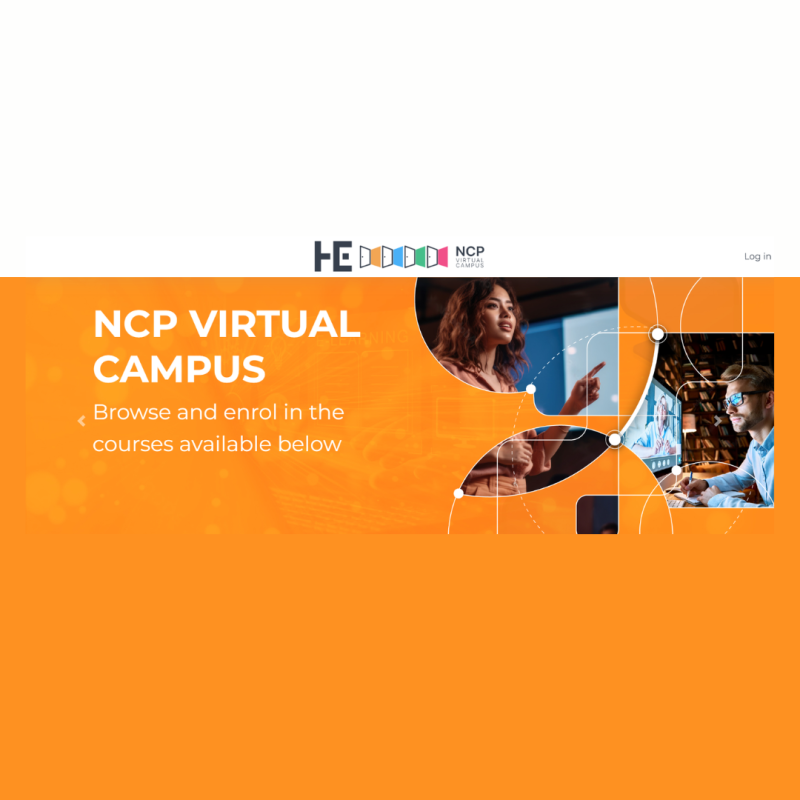 Cartel | Cursos formativos en el Portal Europeo NCP Aparece una imagen de portada de la web del Portal Europeo NCP . En ella se aprecia sobre un fondo en su parte inferior naranja y en la superior blanco, el título de la web y una serie de fotografías correspondientes a personas que están visualizando cursos con un ordenador