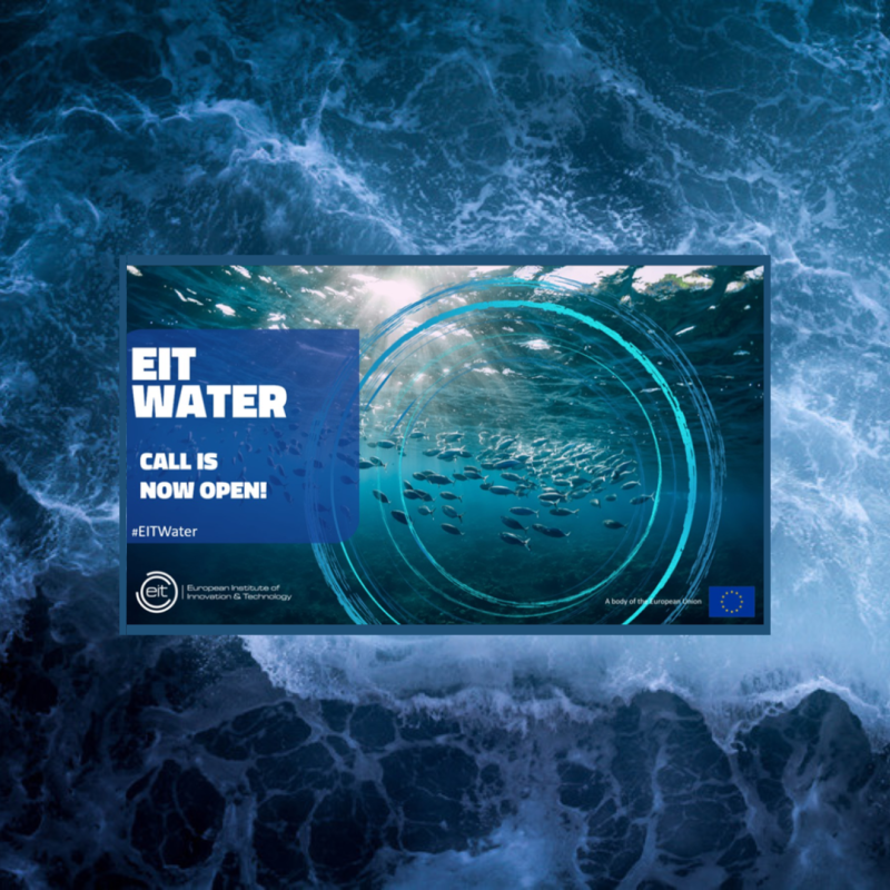 Cartel | Convocatoria | Partenariado KIC Water | 17 junio 2025 Apaecee una imagen sobre un fondo azul. La imagen es una foto tomada desde el interior del mar y mirando hacia la superficie. Sobre esta foto aparecen los datos básicos de la convocatoria.