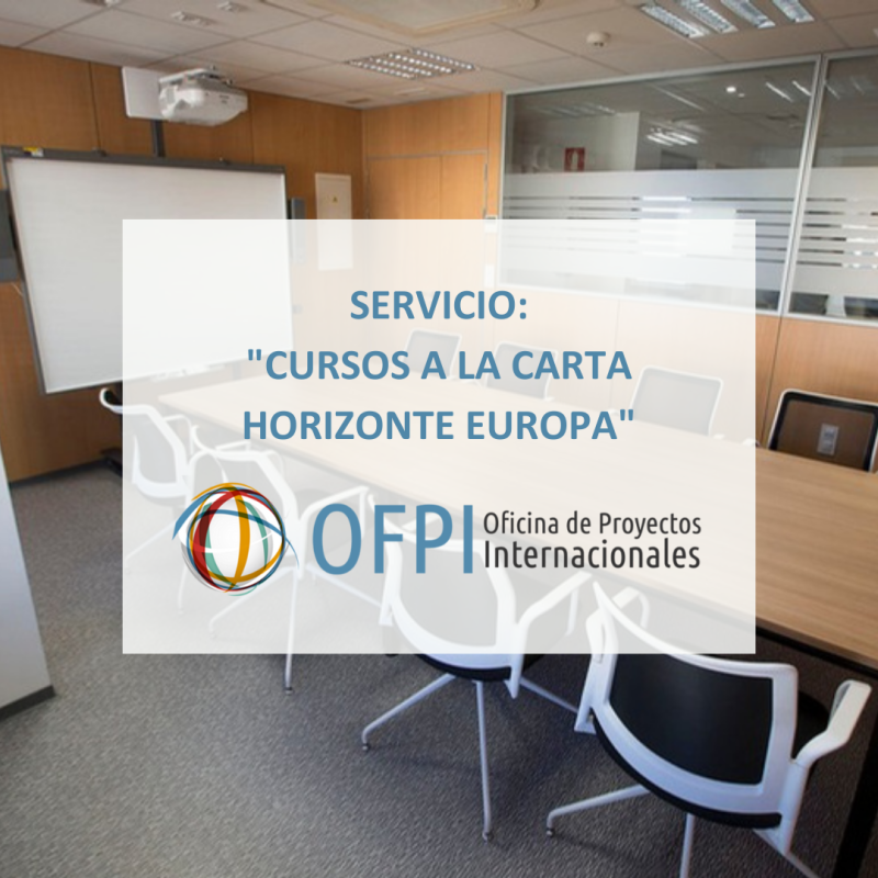 Servicio | Cursos a la carta OFPI 2025 | Horizonte Europa Aparece una imagen de una sala de reuniones moderna y bien iluminada, equipada con una gran mesa rectangular rodeada de sillas ergonómicas. En el fondo, hay una pizarra blanca y un proyector, lo que sugiere que el espacio está preparado para hacer formaciones. Superpuesta a esta foto aparece un pequeño cartel en el que se anuncia el servicio de "cursos a la carta" que organiza la OFPI-UGR