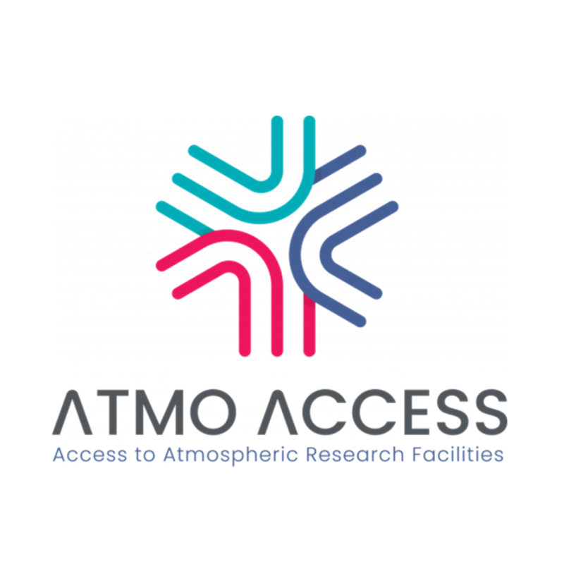 Aparece una imagen que muestra un logotipo compuesto por un diseño abstracto con formas curvas en colores turquesa, fucsia y azul, que convergen en el centro formando una figura simétrica. Debajo del símbolo, se lee el texto "ATMO ACCESS" acompañado del subtítulo "Access to Atmospheric Research Facilities".